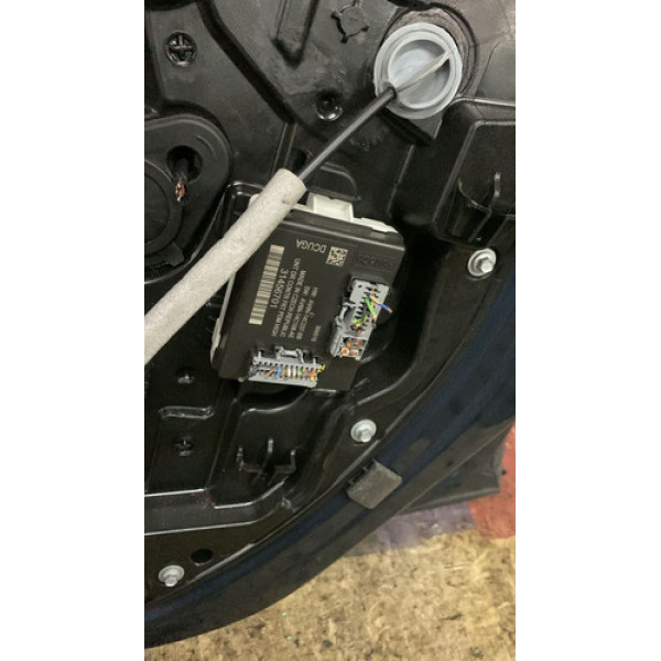 Módulo Porta Dianteira Direit (31456701) Volvo V40 2013/2020